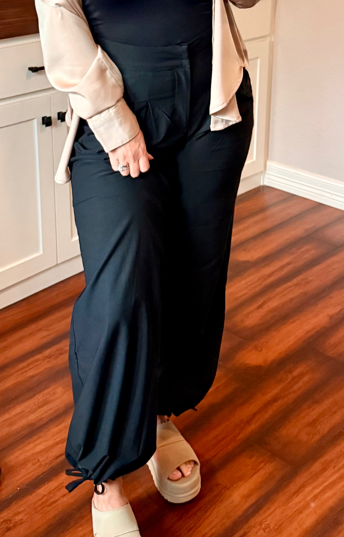 Stretchy woven pin-tuck wide legged pants : Black